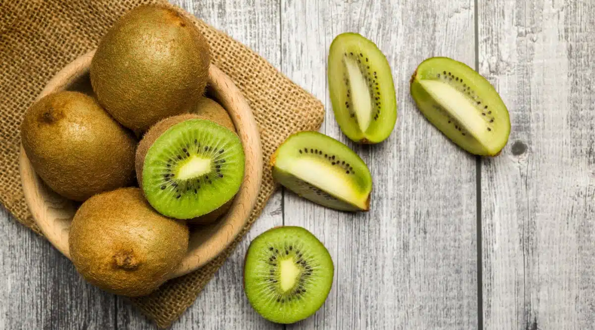 Kiwi Fruit | हिवाळ्यामध्ये किवी खाऊन रहा 'या' आरोग्याच्या समस्यांपासून दूर