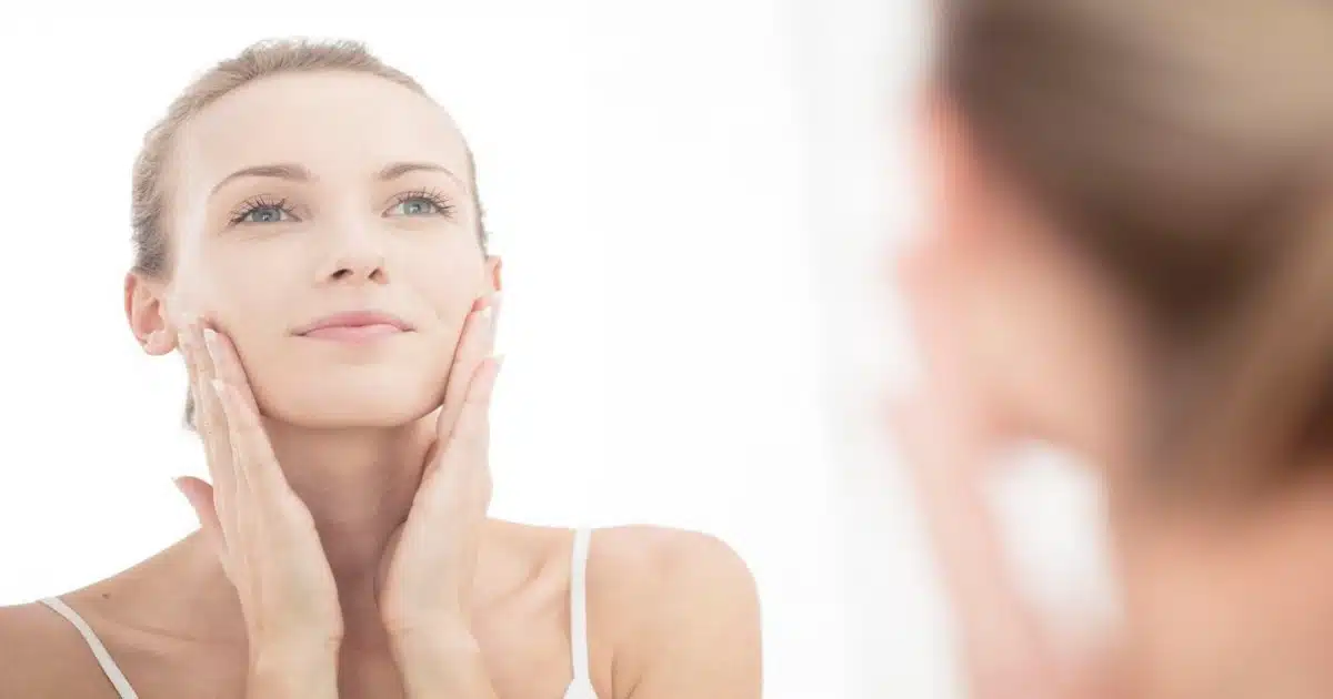 Besan & Honey Face Pack | बेसन आणि मधाचा फेस पॅक वापरून करा त्वचेच्या 'या' समस्या दूर