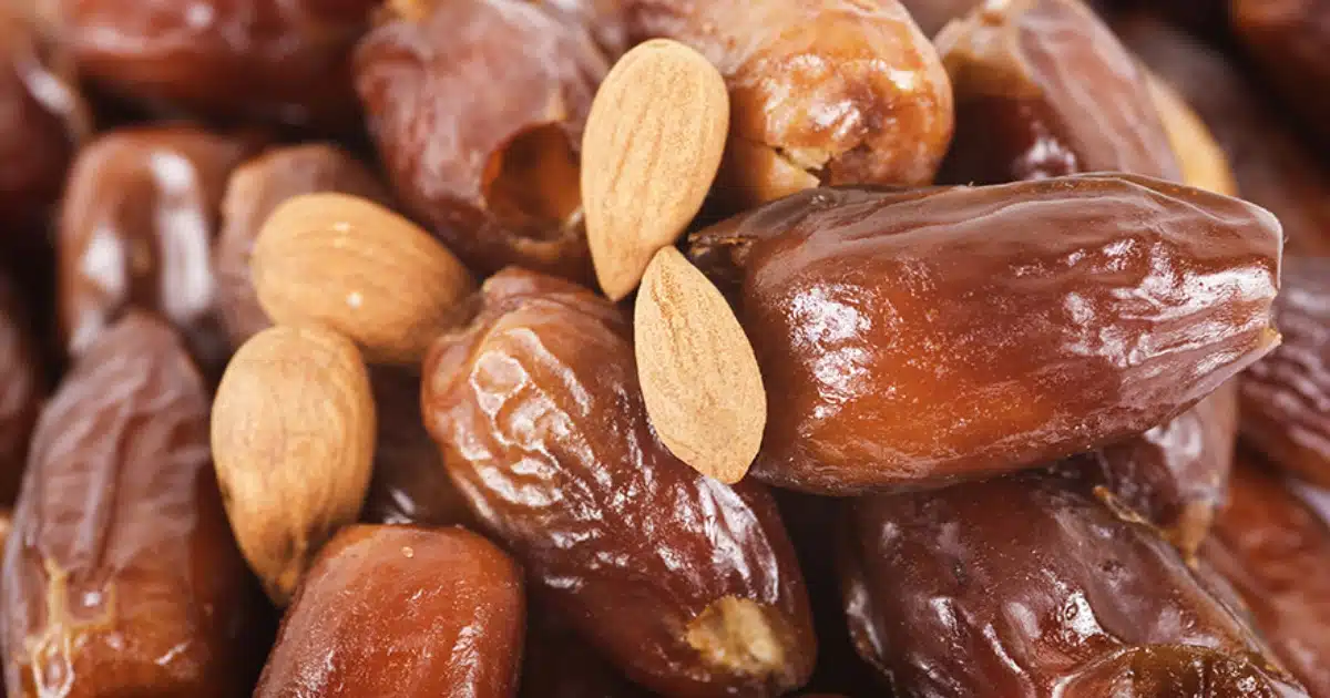 Dates and Almonds | खजूर आणि बदामाचे सेवन केल्याने आरोग्याला मिळतात 'हे' फायदे