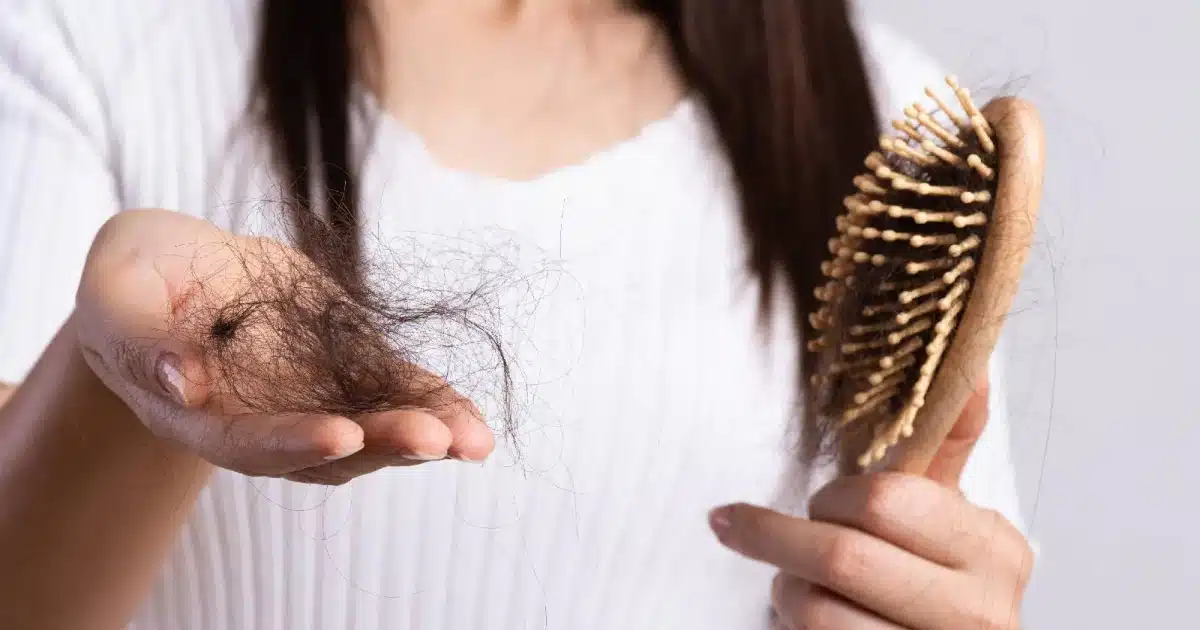 Hair Fall | केस गळतीच्या समस्यांवर मात करण्यासाठी करा 'या' आयुर्वेदिक टिप्स फॉलो